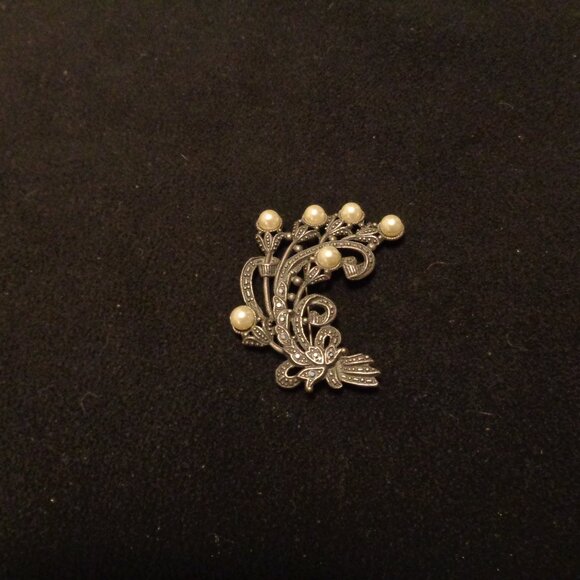 VINTAGE PEARLS & BLING BOUQUET OF FLOWERS PIN - Picture 1 of 4